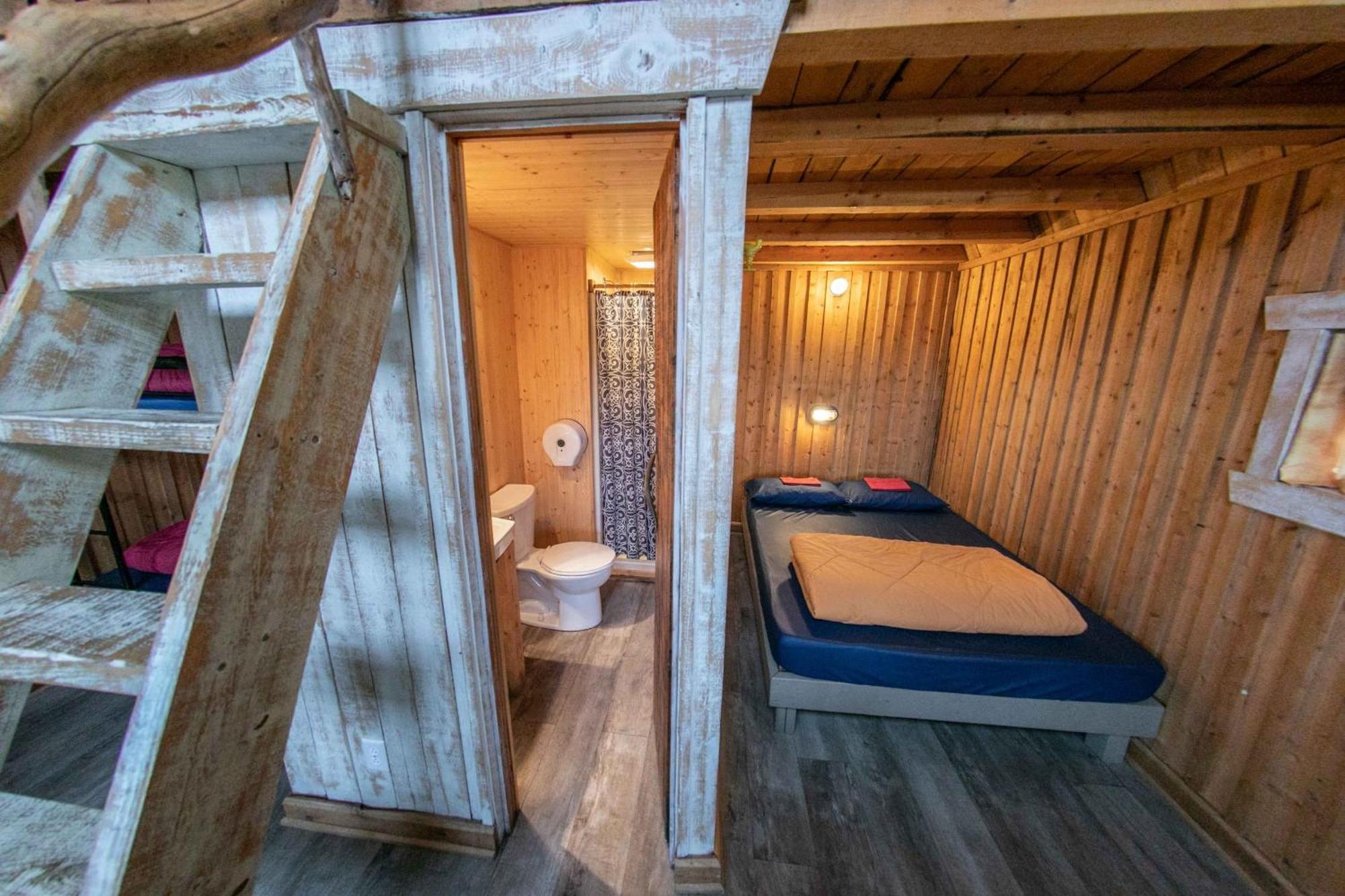Auberge Festive Sea Shack Sainte Anne des Monts Exterior photo