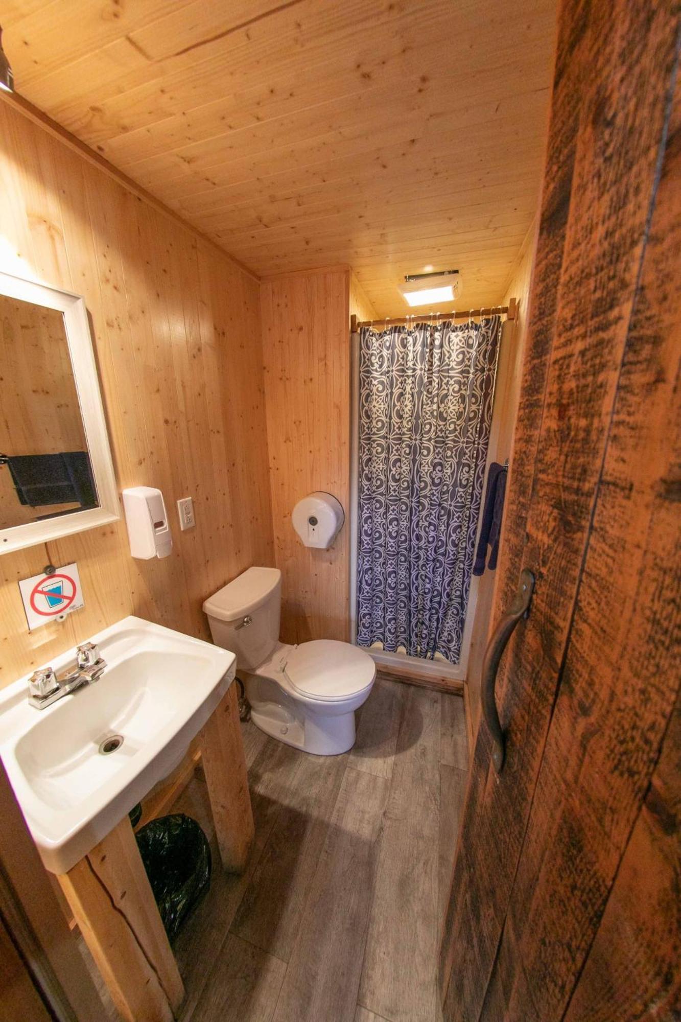 Auberge Festive Sea Shack Sainte Anne des Monts Exterior photo